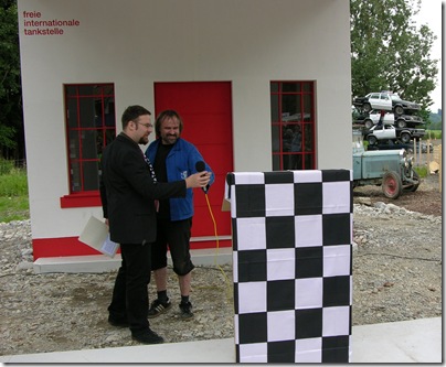 Heinrich Gartentor übergibt das Mikrophon an Dominik Riedo